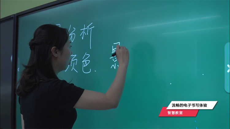 尊龙时凯黄淮学院智慧教室：智能交互平板电子书写体验